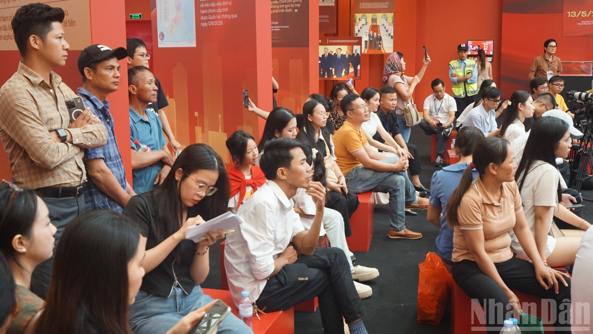 Đông đảo khán giả theo dõi tọa đàm. (Ảnh: TRUNG HƯNG) Đông đảo khán giả theo dõi tọa đàm. (Ảnh: TRUNG HƯNG)