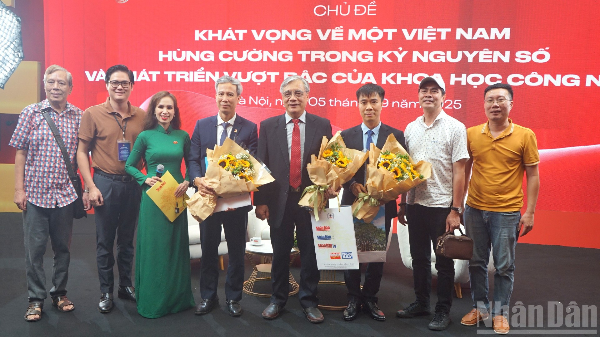 Các diễn giả giao lưu cùng đại diện Ban Tổ chức và khán giả. (Ảnh: TRUNG HƯNG) Các diễn giả giao lưu cùng đại diện Ban Tổ chức và khán giả. (Ảnh: TRUNG HƯNG)