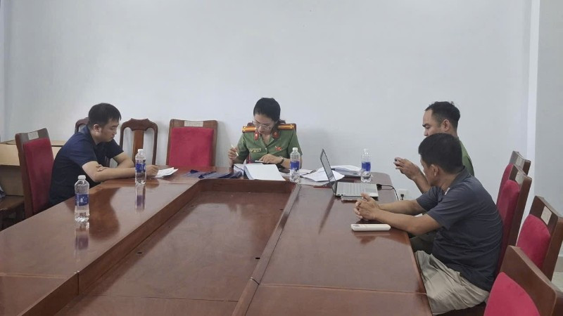 Xử phạt hai đối tượng mua bán tài khoản ngân hàng