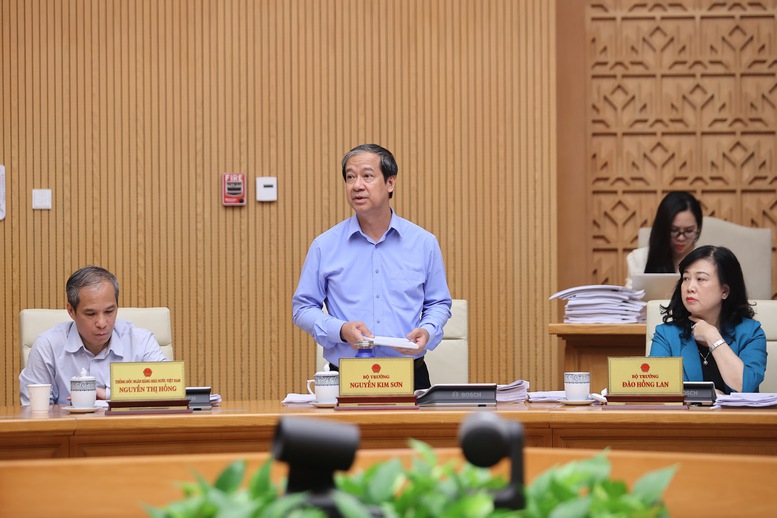Bộ trưởng Bộ Giáo dục và Đào tạo Nguyễn Kim Sơn báo cáo tại cuộc họp Chính phủ tháng 8/2025 - Ảnh: VGP/Nhật Bắc
