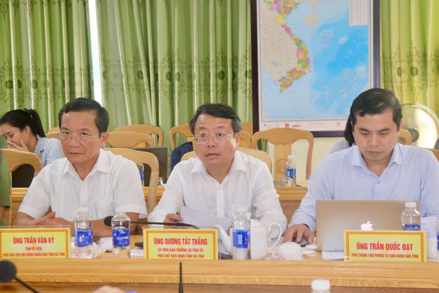 Phó Chủ tịch UBND tỉnh Hà Tĩnh Dương Tất Thắng phát biểu tại buổi làm việc. Phó Chủ tịch UBND tỉnh Hà Tĩnh Dương Tất Thắng phát biểu tại buổi làm việc.