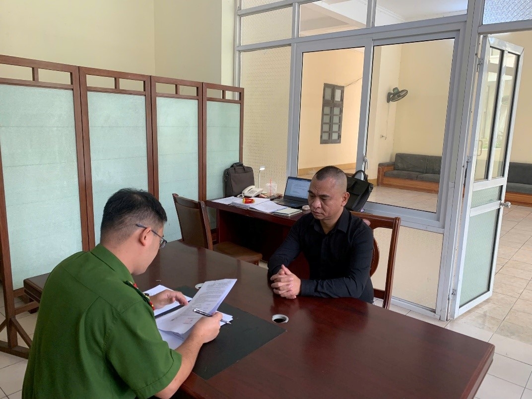 Bị can Nguyễn Tuấn Đạt tại cơ quan công an. Bị can Nguyễn Tuấn Đạt tại cơ quan công an.