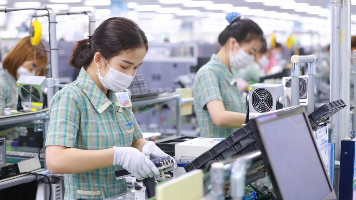 Theo khu vực kinh tế, trong 8 tháng năm 2025, có 1.167 doanh nghiệp đăng ký thành lập mới thuộc khu vực nông, lâm nghiệp và thủy sản, tăng 7,1% so với cùng kỳ năm trước; 28.400 doanh nghiệp thuộc khu vực công nghiệp và xây dựng, tăng 10,7%; 98.600 doanh nghiệp thuộc khu vực dịch vụ, tăng 17,4%.