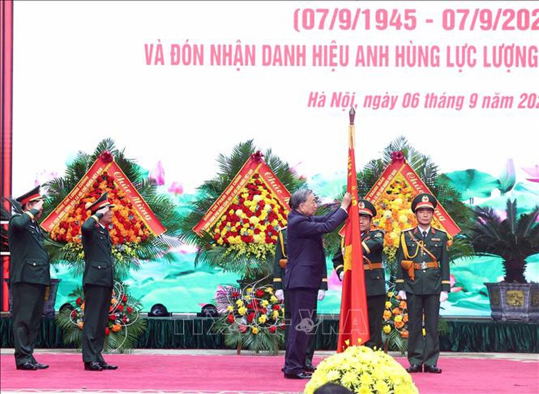 Tổng Bí thư Tô Lâm trao tặng Danh hiệu Anh hùng Lực lượng vũ trang nhân dân cho Bộ Tổng Tham mưu Quân đội nhân dân Việt Nam - Ảnh: Thống Nhất/TTXVN Tổng Bí thư Tô Lâm trao tặng Danh hiệu Anh hùng Lực lượng vũ trang nhân dân cho Bộ Tổng Tham mưu Quân đội nhân dân Việt Nam - Ảnh: Thống Nhất/TTXVN