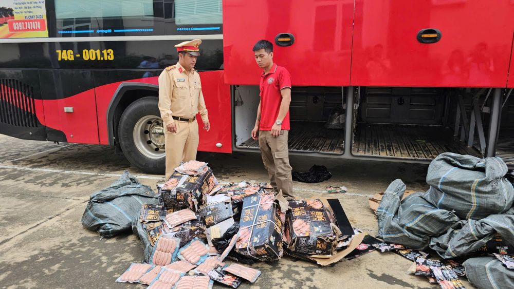 Lực lượng Cảnh sát giao thông, Công an tỉnh Thanh Hóa kiểm đếm số hàng hóa không có hóa đơn chứng từ. Ảnh: Công an tỉnh Thanh Hóa