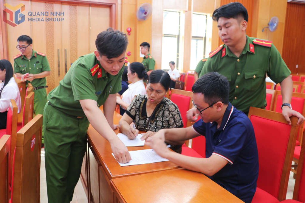 Công an đặc khu Vân Đồn hướng dẫn các cơ sở khai báo cập nhật dữ liệu về phòng cháy chữa cháy, cứu nạn cứu hộ. Công an đặc khu Vân Đồn hướng dẫn các cơ sở khai báo cập nhật dữ liệu về phòng cháy chữa cháy, cứu nạn cứu hộ.