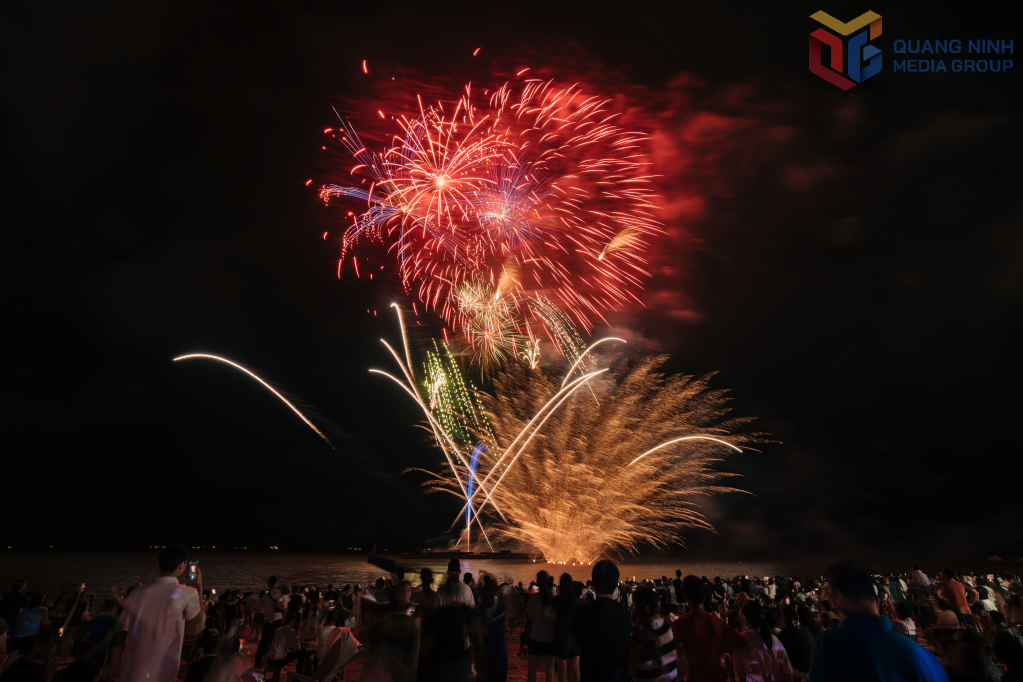 Chương trình bắn pháo hoa rực rỡ, diễn ra vào tối thứ 3, 5, 7 hàng tuần thu hút đông đảo người dân và du khách.