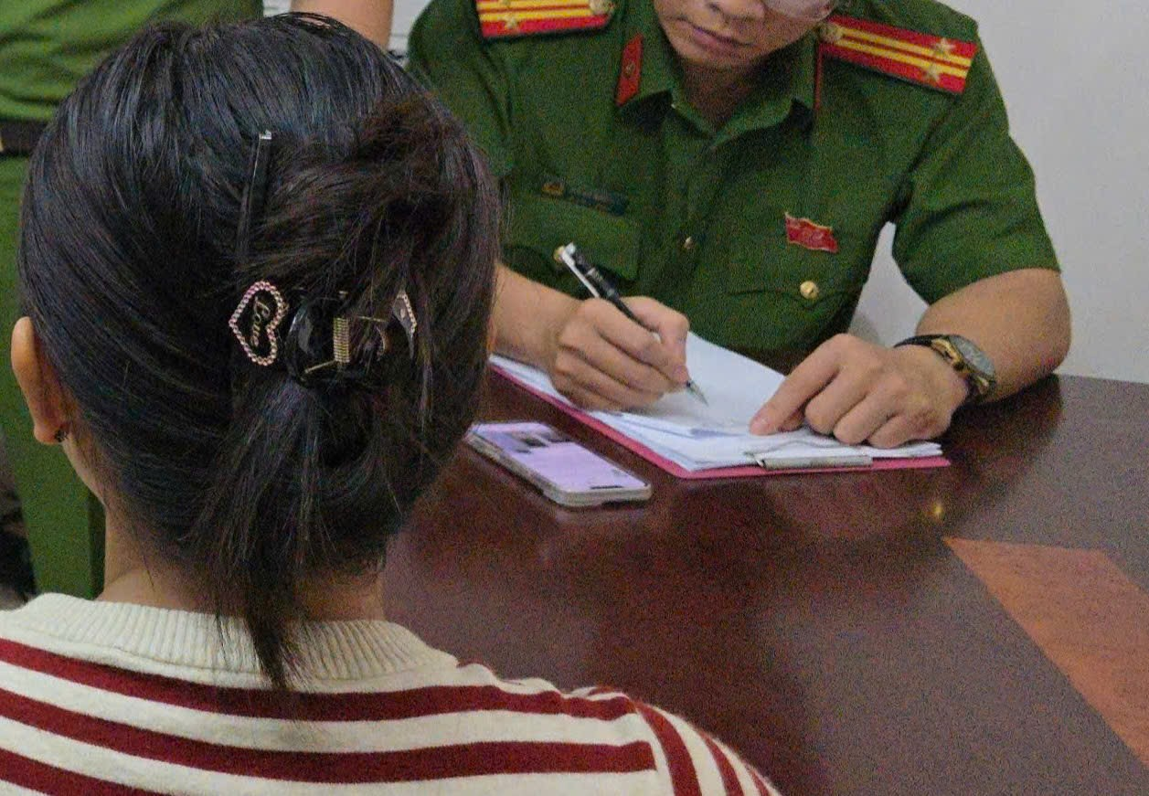 Công an xã Quảng Chính, tỉnh Thanh Hóa làm việc với công dân C.T.H về việc đưa thông tin sai lệch lên mạng xã hội