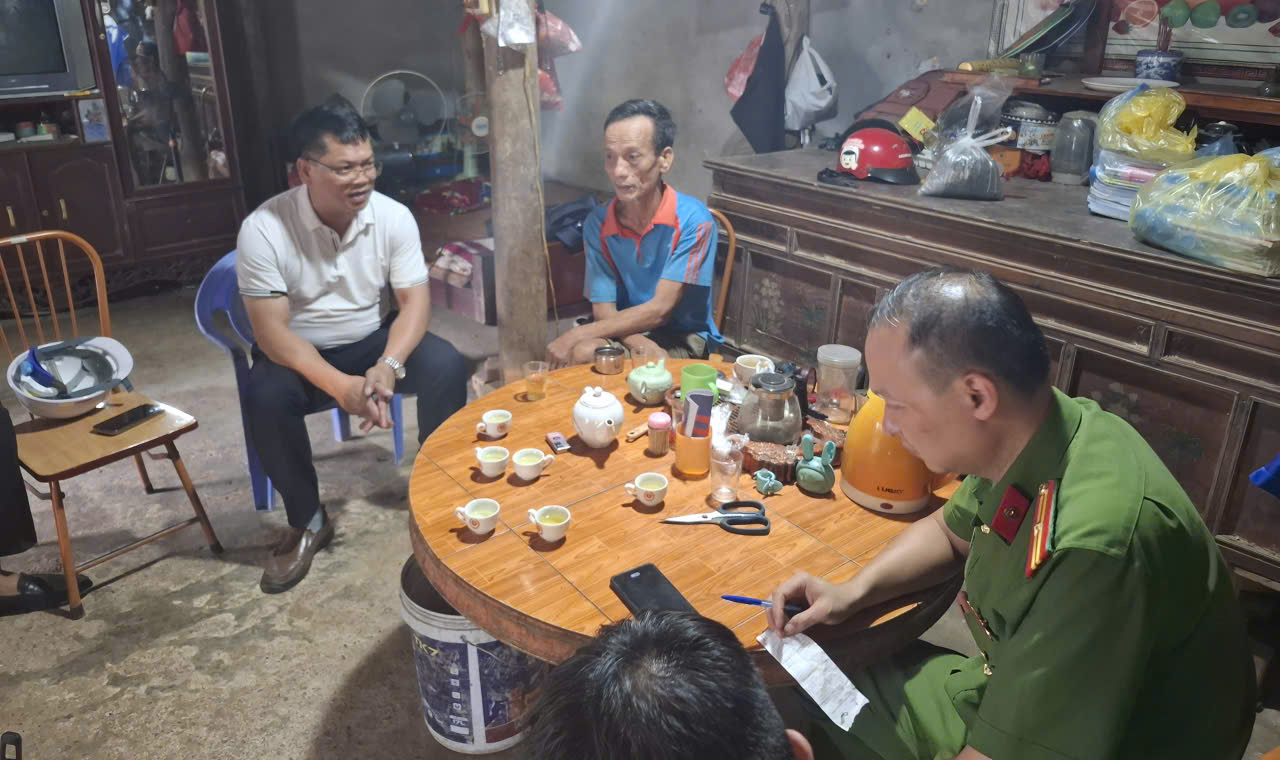 Lực lượng Công an xã Hùng Việt phối hợp với Đội QLĐLKV Cẩm Khê (PC Phú Thọ) cung cấp thông tin chính xác cho khách hàng