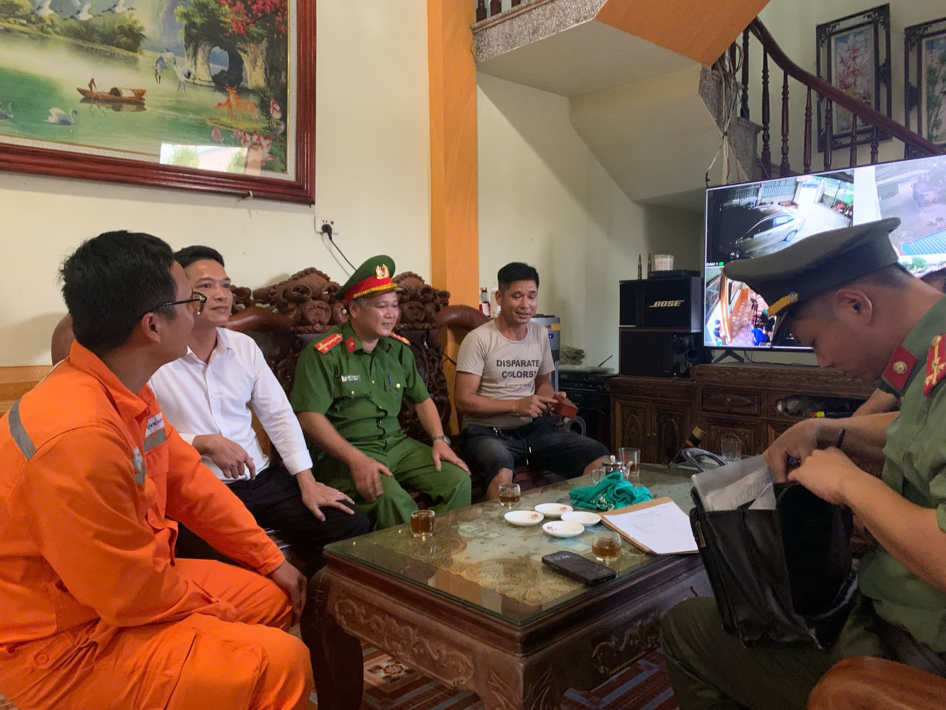 Đội Quản lý Điện lực khu vực Ân Thi (PC Hưng Yên) phối hợp cùng khách hàng Hồ Văn Trường làm việc với Công an xã Ân Thi