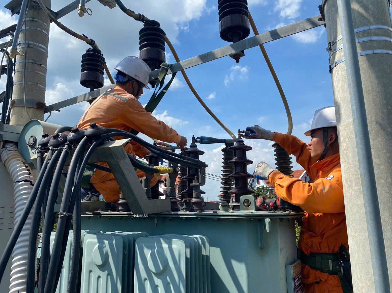 Công nhân EVNNPC làm việc dưới điều kiện thời tiết nắng nóng ngày 4/8/2025