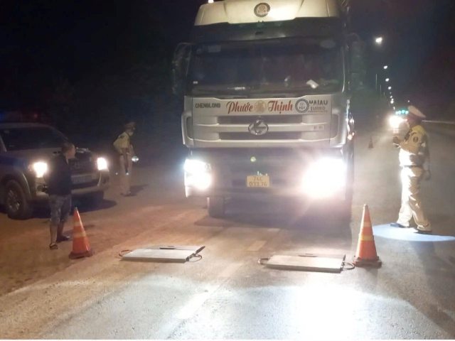 Quảng Trị quyết liệt dẹp nạn xe quá tải, quá khổ trên các tuyến đường. Quảng Trị quyết liệt dẹp nạn xe quá tải, quá khổ trên các tuyến đường.