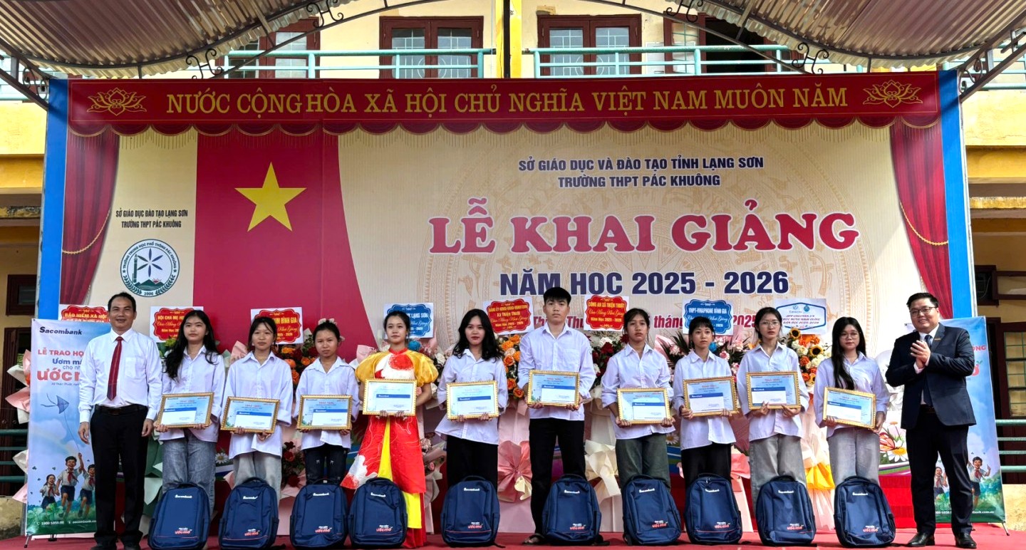 Giám đốc Sacombank chi nhánh Lạng Sơn trao quà cho các học sinh có hoàn cảnh khó khăn Trường THPT Pác Khuông