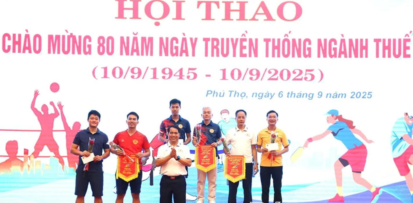 Lãnh đạo Thuế tỉnh Phú Thọ trao giải cho các đội đạt thành tích môn bóng đá. Lãnh đạo Thuế tỉnh Phú Thọ trao giải cho các đội đạt thành tích môn bóng đá.