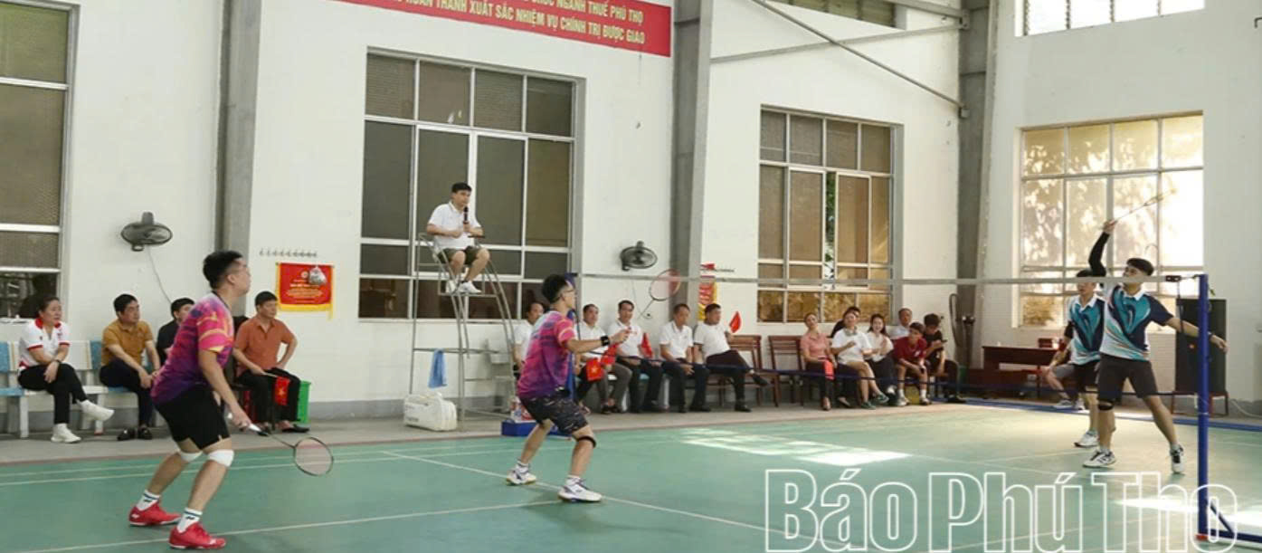 Đông đảo cổ động viên cổ vũ nội dung thi đấu kéo co. Đông đảo cổ động viên cổ vũ nội dung thi đấu kéo co.