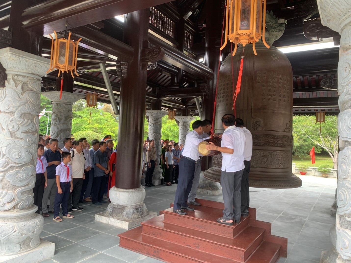 Nghi thức thỉnh 1 hồi chuông 9 tiếng trước khi vào dâng hương, dâng hoa, dâng Lễ tại ban thờ Tổng Bí thư Lê Hồng Phong trong đền thờ. Nghi thức thỉnh 1 hồi chuông 9 tiếng trước khi vào dâng hương, dâng hoa, dâng Lễ tại ban thờ Tổng Bí thư Lê Hồng Phong trong đền thờ.