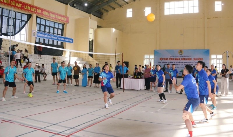 Các vận động viên thi đấu môn bóng chuyền hơi.