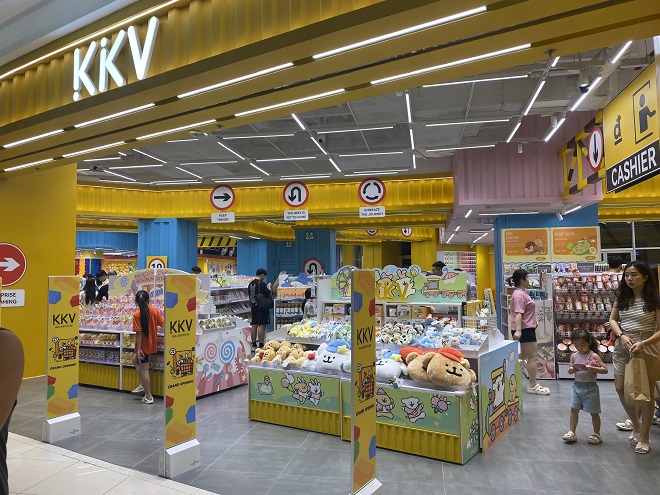 Cửa hàng KKV đặt tại tầng 2 Trung tâm thương mại AEON MALL Long Biên thu hút rất đông người qua lại trải nghiệm mua sắm Cửa hàng KKV đặt tại tầng 2 Trung tâm thương mại AEON MALL Long Biên thu hút rất đông người qua lại trải nghiệm mua sắm