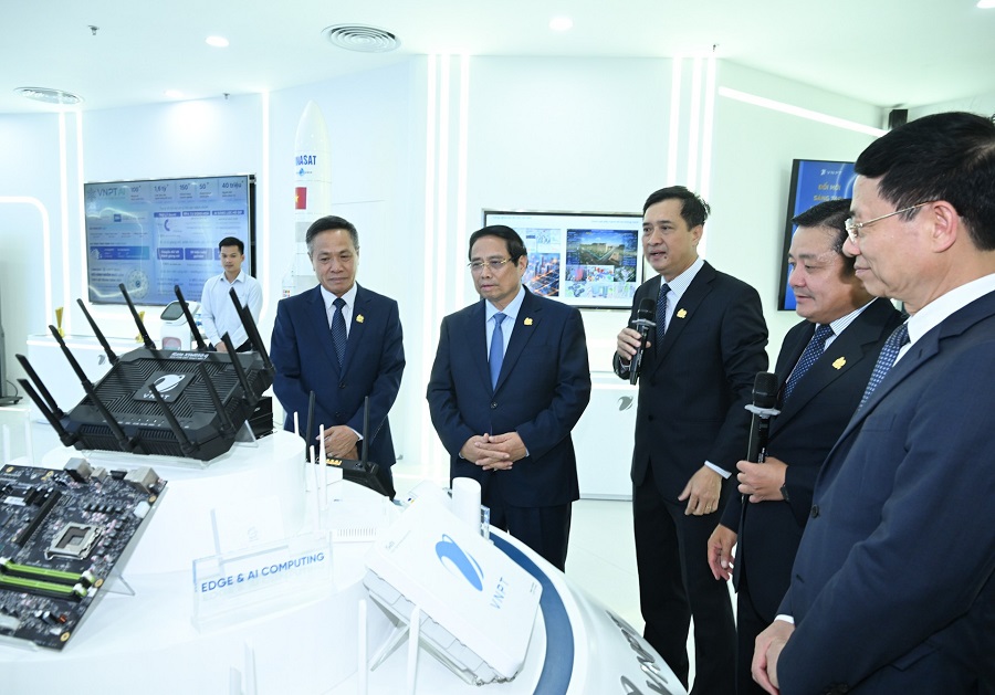 Thủ tướng Phạm Minh Chính và các đại biểu tham quan các sản phẩm của Tập đoàn Bưu chính Viễn thông Việt Nam Thủ tướng Phạm Minh Chính và các đại biểu tham quan các sản phẩm của Tập đoàn Bưu chính Viễn thông Việt Nam
