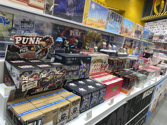 Đặt ngay lối vào là khu trưng bày nhiều sản phẩm đồ chơi trẻ em có xuất xứ từ Trung Quốc Đặt ngay lối vào là khu trưng bày nhiều sản phẩm đồ chơi trẻ em có xuất xứ từ Trung Quốc