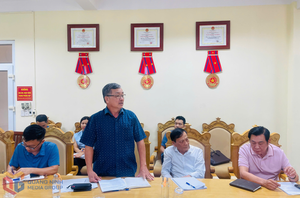 Đại diện lãnh đạo Công ty 507 báo cáo tình hình thực hiện các dự án đang triển khai trên địa bàn phường Cao Xanh.