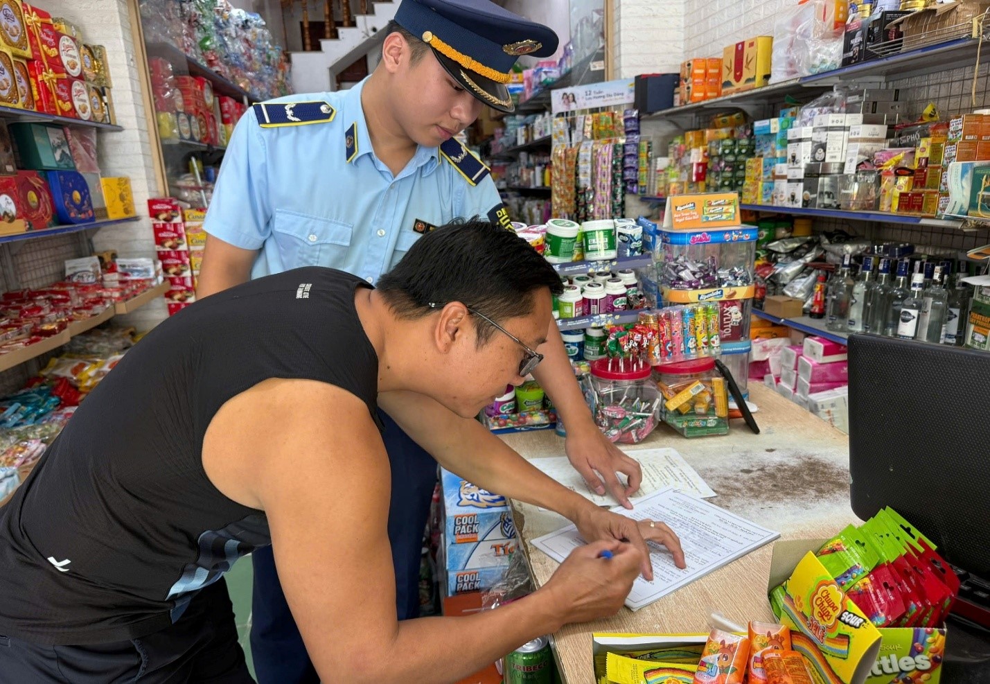 Chi cục QLTT Thanh Hóa cũng phối hợp với các ngành chức năng, UBND các cấp tập trung tuyên truyền, phổ biến pháp luật tới các tổ chức, cá nhân sản xuất, kinh doanh