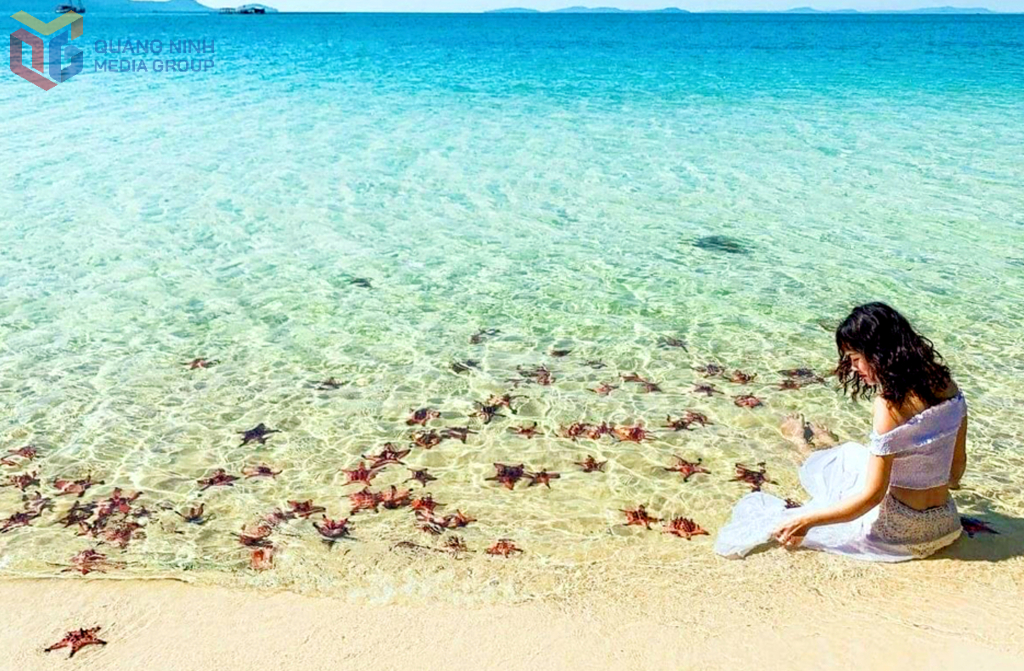 Du khách thích thú với tham quan, trải nghiệm hòn Bảy Sao.