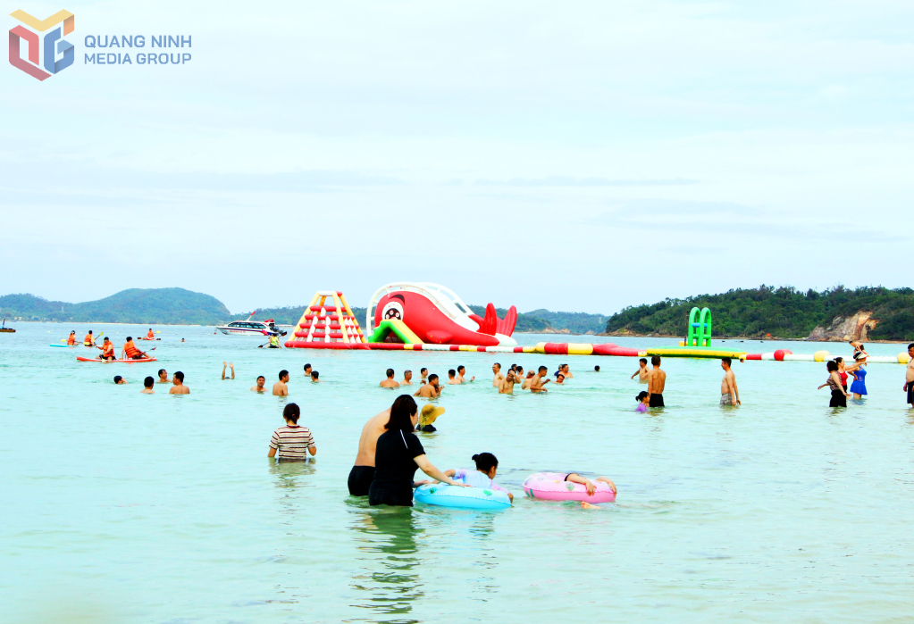 Bãi tắm Hồng Vàn thu hút du khách khi đặt chân tới đảo.