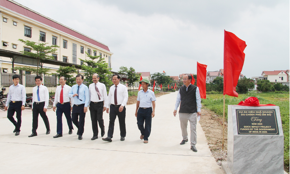 Ngài Sandeep Arya, Đại sứ Ấn Độ tại Việt Nam (thứ tư, từ phải sang); đồng chí Phan Thế Tuấn, Phó Chủ tịch UBND tỉnh và các đại biểu tham quan tuyến đường giao thông nông thôn ở xóm Đông, thôn Cẩm Bào, xã Xuân Cẩm do Đại sứ quán Ấn Độ tài trợ.