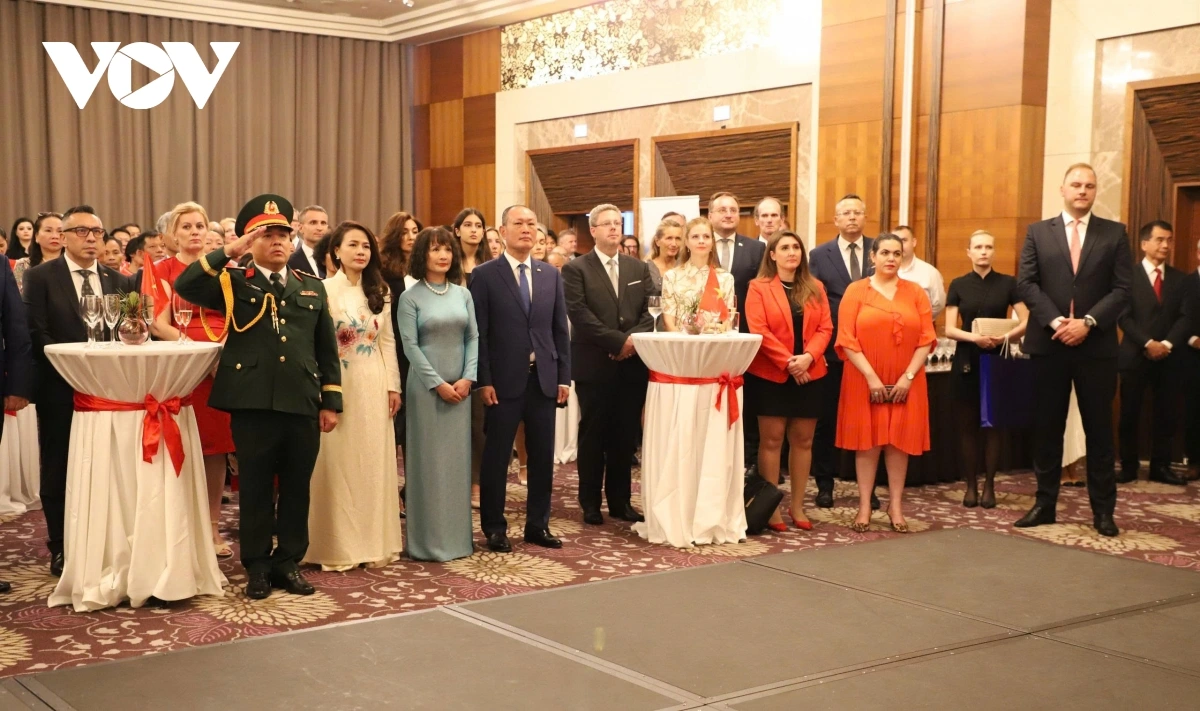 Các đại biểu làm lễ chào cờ.