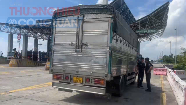 Tổ công tác của Hải quan khu vực VIII có mặt tại hiện trường phối với cảnh sát giao thông Đội TTKSGTĐB – Cao tốc số 2 và phóng viên. Tổ công tác của Hải quan khu vực VIII có mặt tại hiện trường phối với cảnh sát giao thông Đội TTKSGTĐB – Cao tốc số 2 và phóng viên.