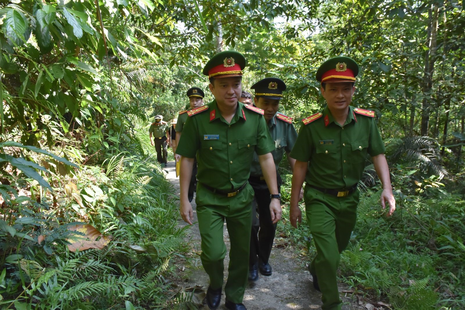 Đồng chí Thượng tá Trần Thái Quang Hoàng, Phó Giám đốc Công an tỉnh trực tiếp dự, chỉ đạo buổi diễn tập. Đồng chí Thượng tá Trần Thái Quang Hoàng, Phó Giám đốc Công an tỉnh trực tiếp dự, chỉ đạo buổi diễn tập.
