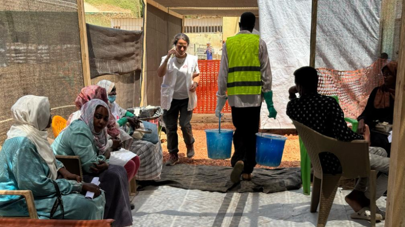 Các nhân viên y tế làm việc tại một trung tâm điều trị bệnh tả, ở Kosti, bang White Nile, Sudan. (Ảnh: Tân Hoa xã)