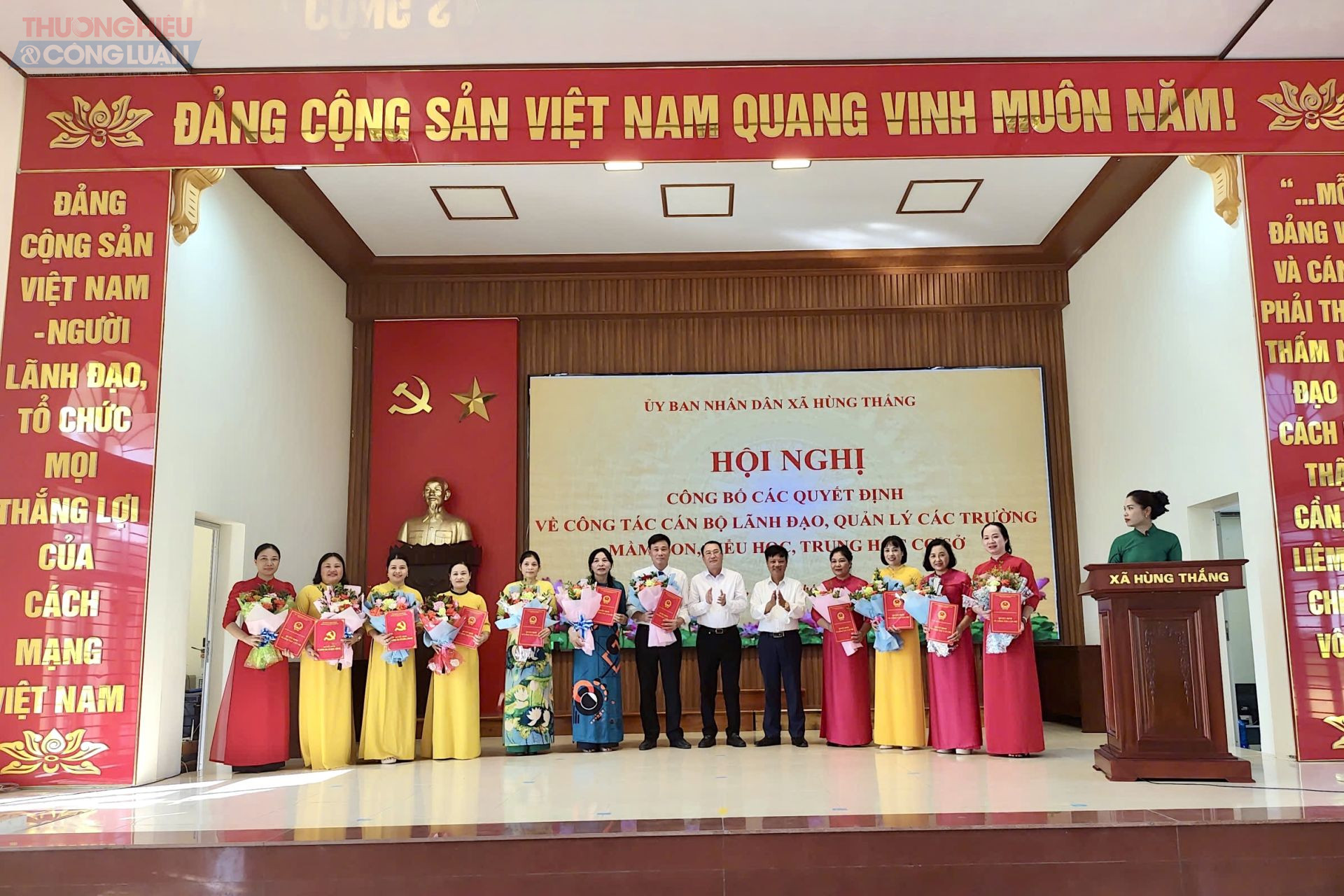 Trao Quyết định cho các cán bộ. Trao Quyết định cho các cán bộ.