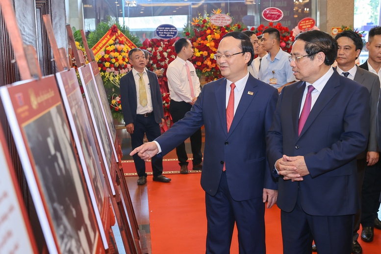 Thủ tướng Phạm Minh Chính tham quan triển lãm ảnh về quá trình hình thành và phát triển của Đài Tiếng nói Việt Nam - Ảnh: VGP/Nhật Bắc