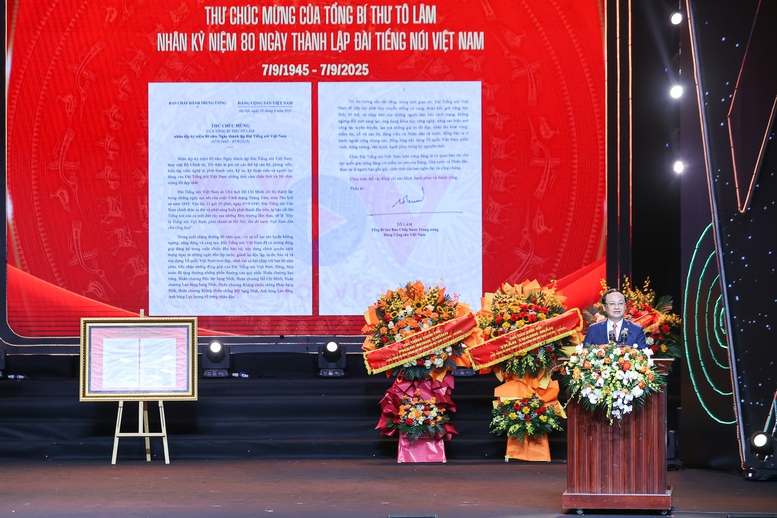 Ông Đỗ Tiến Sỹ, Tổng Giám đốc VOV đọc Thư chúc mừng của Tổng Bí thư Tô Lâm nhân dịp kỷ niệm 80 năm Ngày thành lập Đài Tiếng nói Việt Nam - Ảnh: VGP/Nhật Bắc