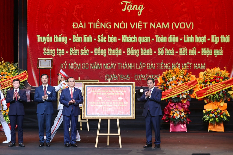 Thủ tướng tặng Đài Tiếng nói Việt Nam 16 chữ: 