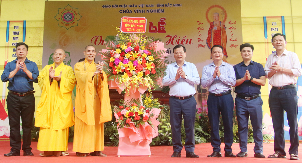Lãnh đạo tỉnh Bắc Ninh thăm, tặng quà nhân Đại lễ Vu Lan tại chùa Vĩnh Nghiêm