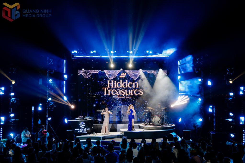 Một mini show trên du thuyền ở Vịnh Hạ Long.