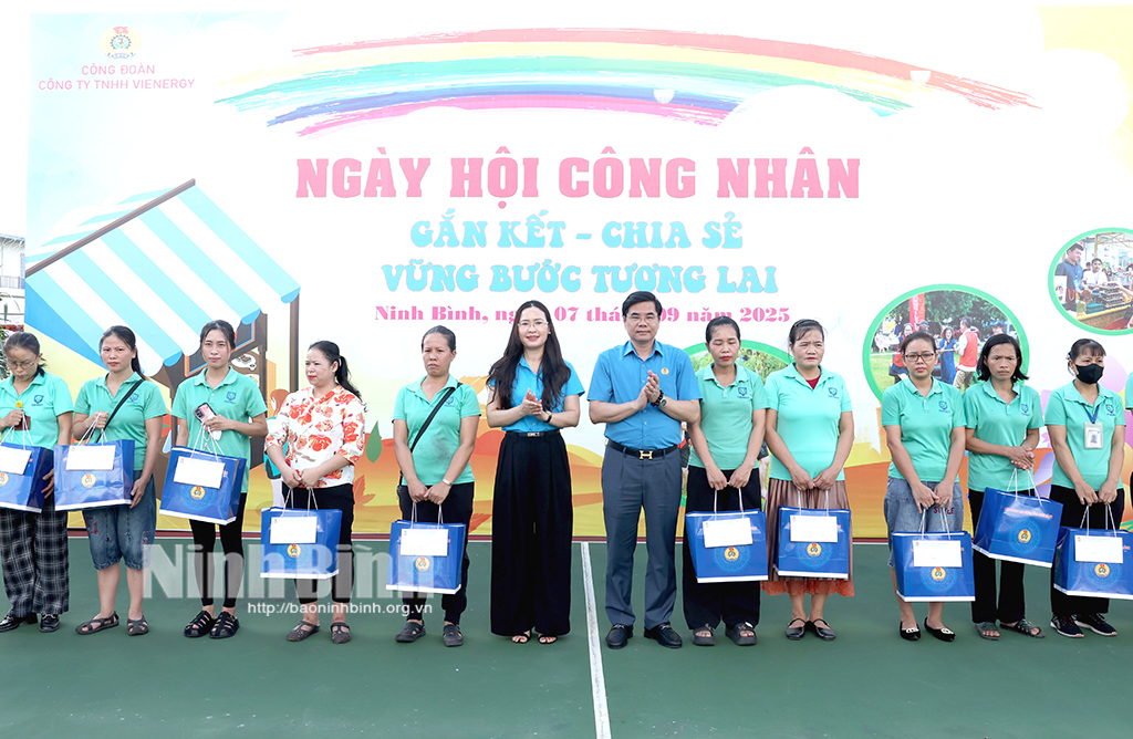 L&atilde;nh đạo Li&ecirc;n đo&agrave;n Lao động tỉnh trao qu&agrave; cho c&aacute;c c&ocirc;ng nh&acirc;n c&oacute; ho&agrave;n cảnh kh&oacute; khăn của C&ocirc;ng ty.