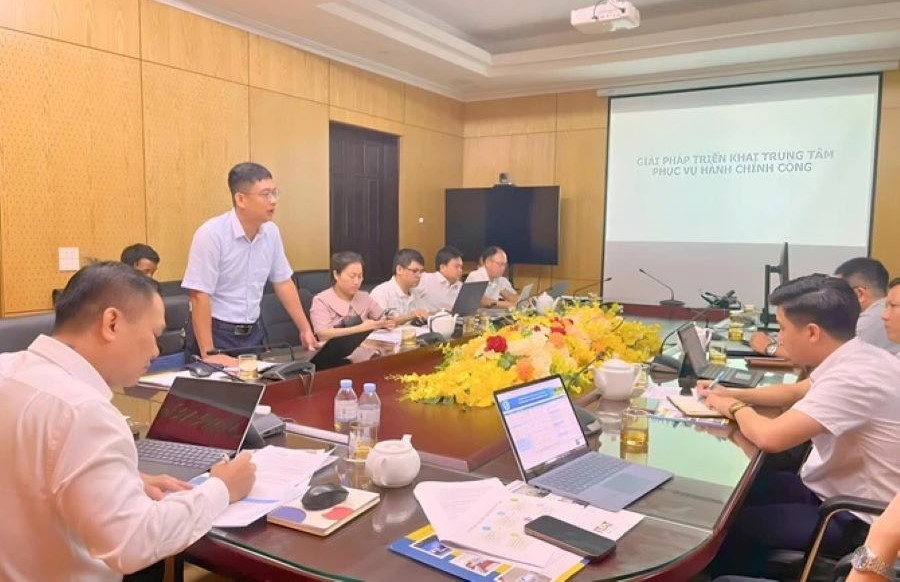 Đại diện lãnh đạo Trung tâm Phục vụ hành chính công tỉnh Hà Tĩnh phát biểu. Đại diện lãnh đạo Trung tâm Phục vụ hành chính công tỉnh Hà Tĩnh phát biểu.