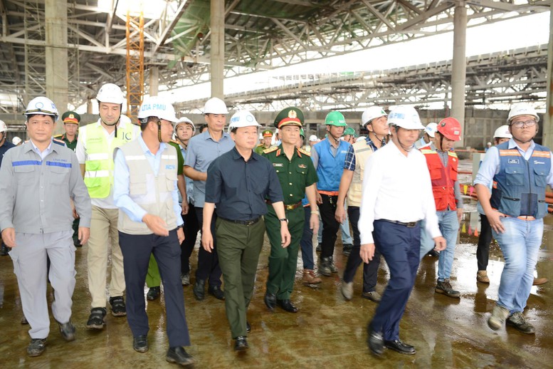 Phó Thủ tướng Trần Hồng Hà, Tổ trưởng Tổ công tác Dự án Cảng hàng không quốc tế Long Thành kiểm tra tiến độ, làm việc với Bộ Xây dựng, Ban quản lý dự án, chủ đầu tư, các nhà thầu, một số bộ, ngành liên quan ngay tại công trường - Ảnh: VGP/AT