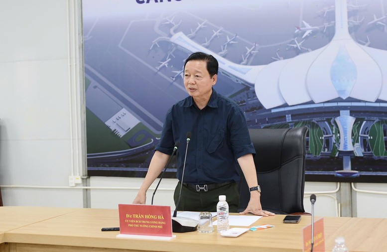 Phó Thủ tướng nhấn mạnh tầm quan trọng của việc hoàn thành các công trình hạ tầng kết nối trước khi sân bay đi vào hoạt động - Ảnh: VGP/AT