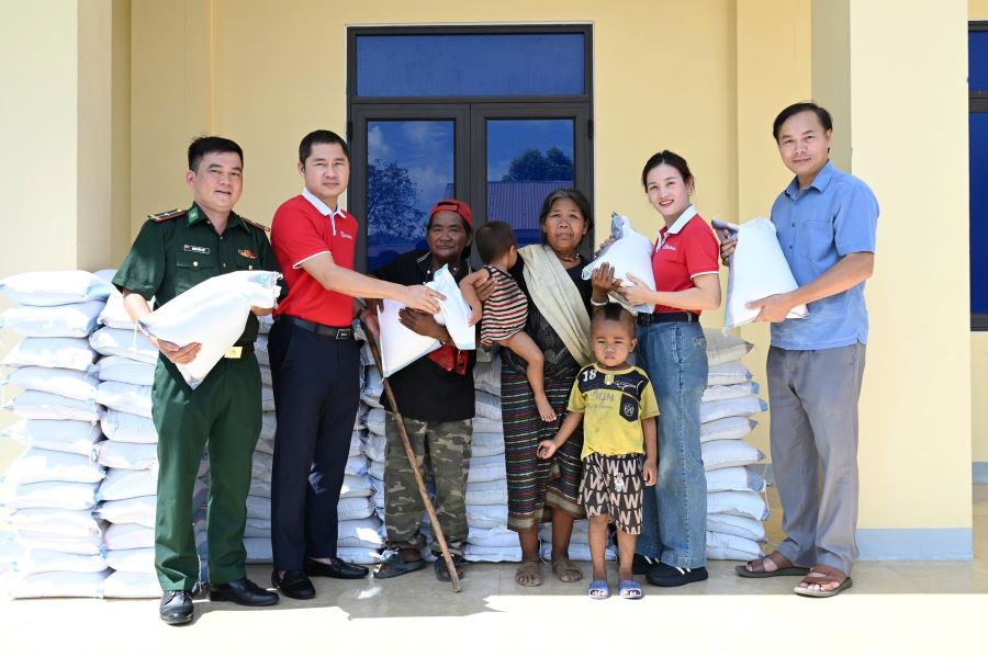 Trao 1,3 tấn gạo cho cho 46 hộ đồng bào dân tộc Chứt ở bản Rào Tre.