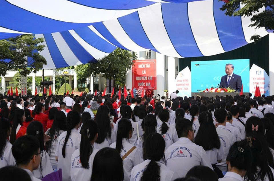 Thầy và trò Trường THPT Chuyên Hạ Long nghe đồng chí Tổng Bí thư Tô Lâm phát biểu chúc mừng ngành GD&ĐT và căn dặn toàn thể học sinh, sinh viên trong cả nước Thầy và trò Trường THPT Chuyên Hạ Long nghe đồng chí Tổng Bí thư Tô Lâm phát biểu chúc mừng ngành GD&ĐT và căn dặn toàn thể học sinh, sinh viên trong cả nước