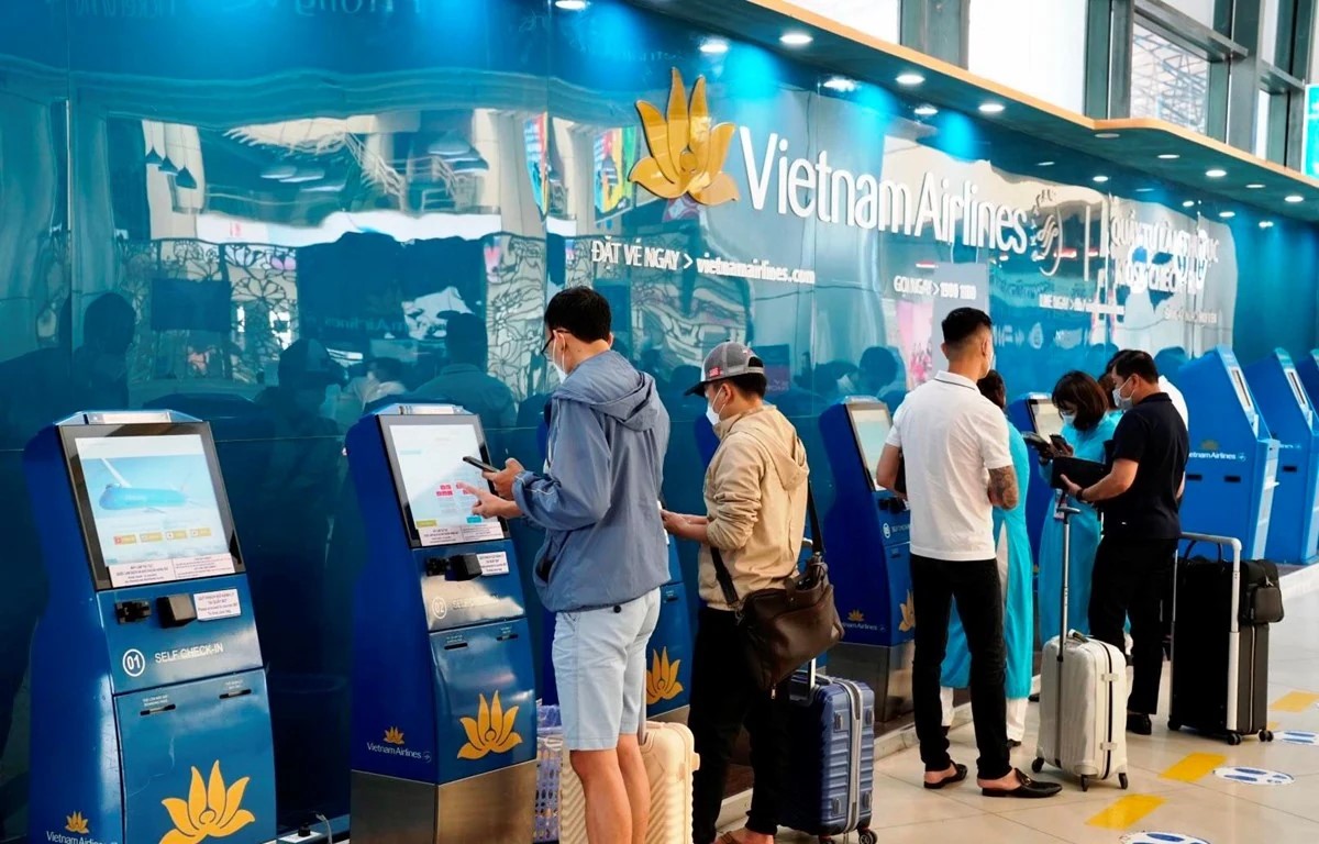 Hành khách làm thủ tục trực tuyến tại kios bố trí ở sân bay của hãng hàng không Vietnam Airlines. (Ảnh: CTV/Vietnam+)