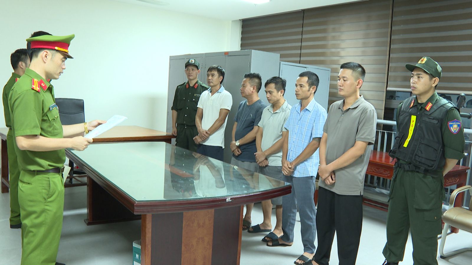 Cơ quan CSĐT Công an tỉnh thi hành lệnh bắt tạm giam đối với các đối tượng Cơ quan CSĐT Công an tỉnh thi hành lệnh bắt tạm giam đối với các đối tượng