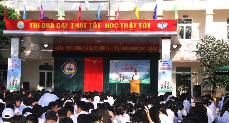 Toàn cảnh buổi trao quà