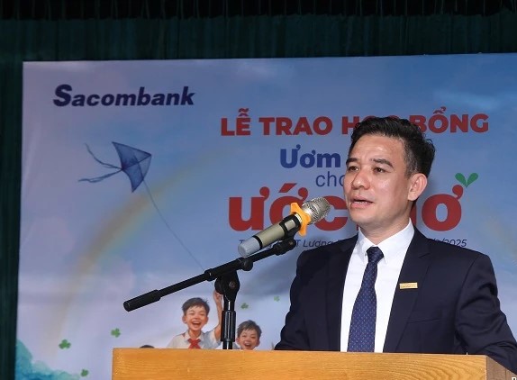 Ông Nguyễn Huy Phương, Giám đốc Sacombank - Chi nhánh Thanh Hóa phát biểu tại buổi trao học bổng