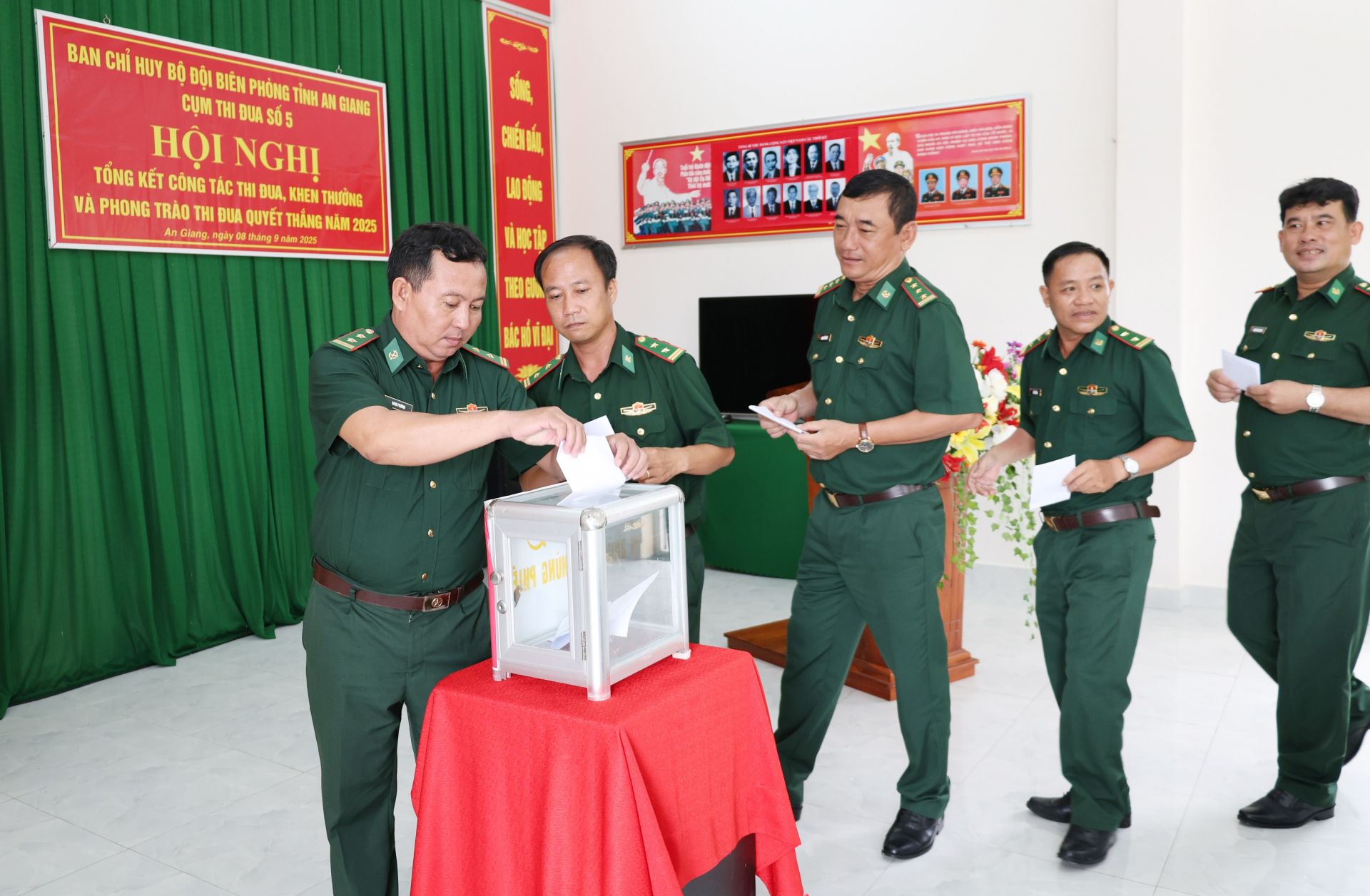 Cụm thi đua số 5 bỏ phiếu đề nghị đơn vị nhận Cờ thi đua, đơn vị Quyết thắng, đơn vị Tiên tiến